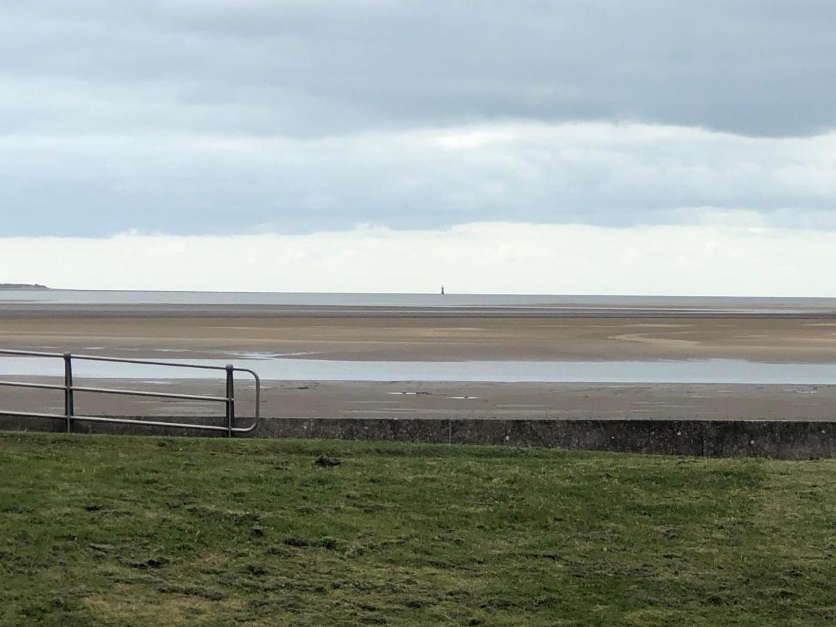 Cockledora, A Luxury Ground Floor Beachfront Apartment Llanelli Extérieur photo