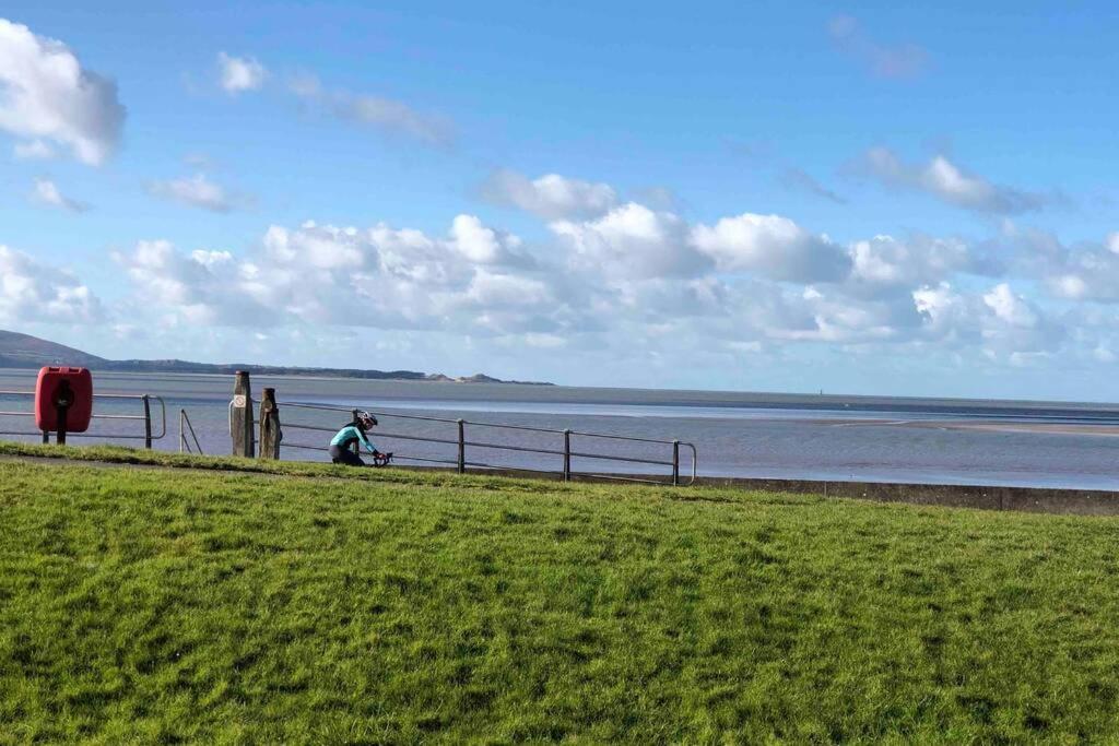 Cockledora, A Luxury Ground Floor Beachfront Apartment Llanelli Extérieur photo