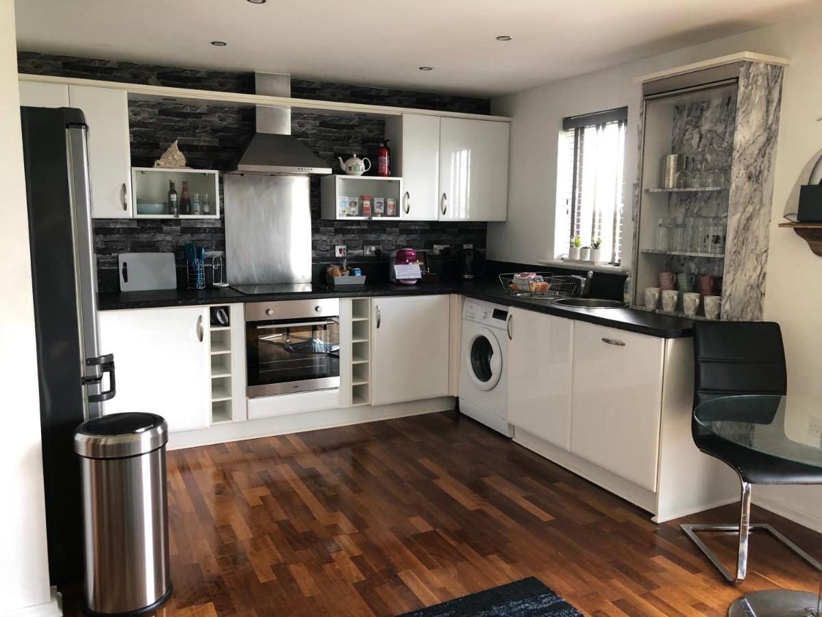 Cockledora, A Luxury Ground Floor Beachfront Apartment Llanelli Extérieur photo