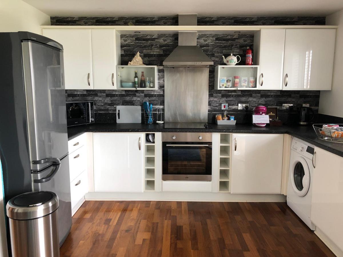 Cockledora, A Luxury Ground Floor Beachfront Apartment Llanelli Extérieur photo