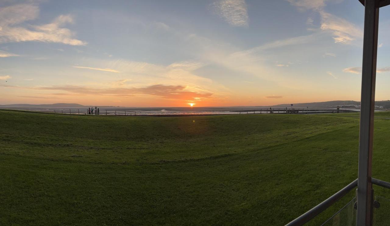 Cockledora, A Luxury Ground Floor Beachfront Apartment Llanelli Extérieur photo