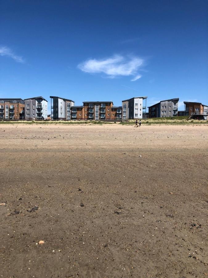 Cockledora, A Luxury Ground Floor Beachfront Apartment Llanelli Extérieur photo