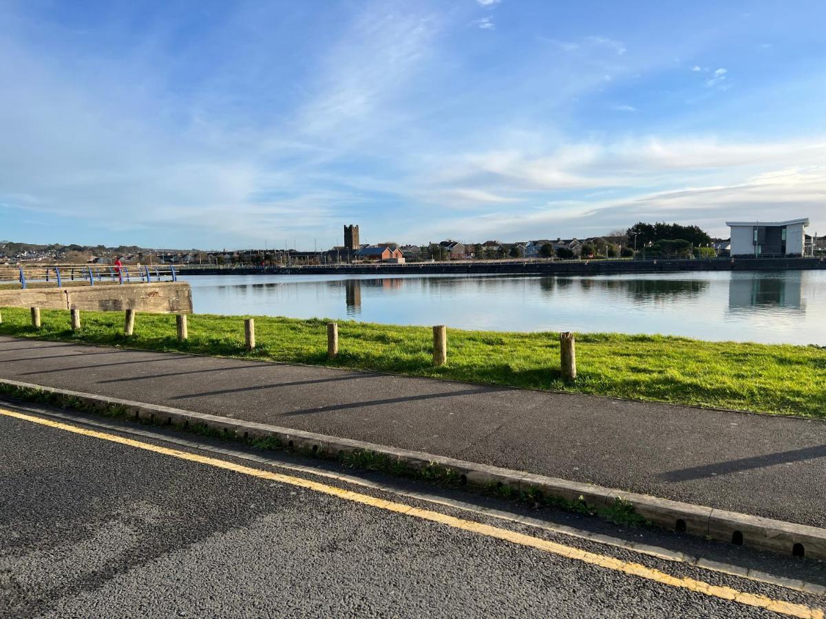 Cockledora, A Luxury Ground Floor Beachfront Apartment Llanelli Extérieur photo