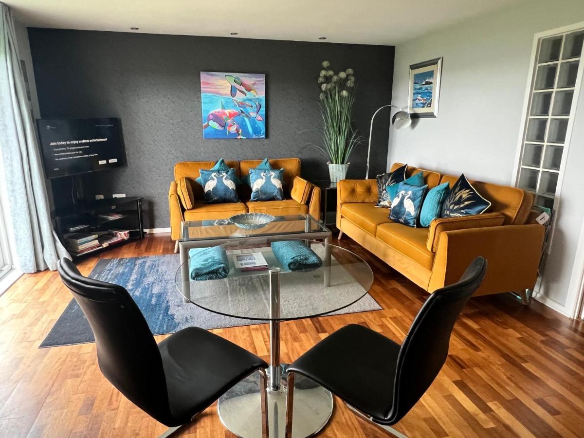 Cockledora, A Luxury Ground Floor Beachfront Apartment Llanelli Extérieur photo