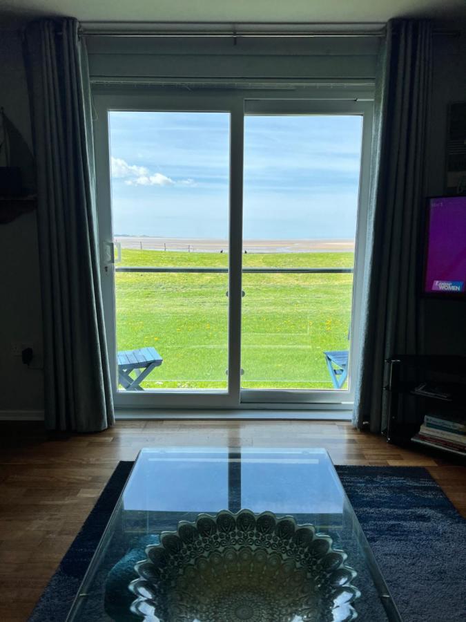 Cockledora, A Luxury Ground Floor Beachfront Apartment Llanelli Extérieur photo